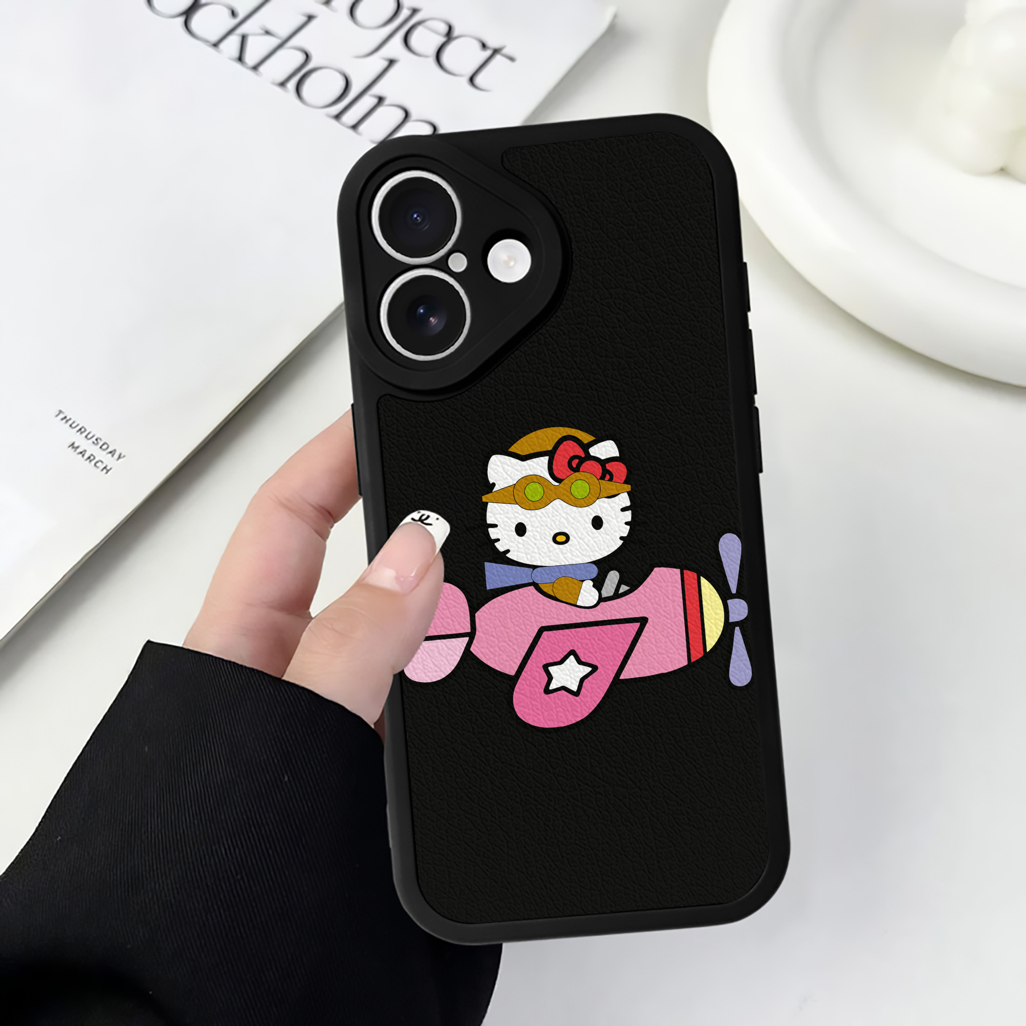 （画像用） Hello Kitty ハローキティ 【iPhone 16シリーズ対応】シリコンスマホケース（レザー調） 材質：シリコン